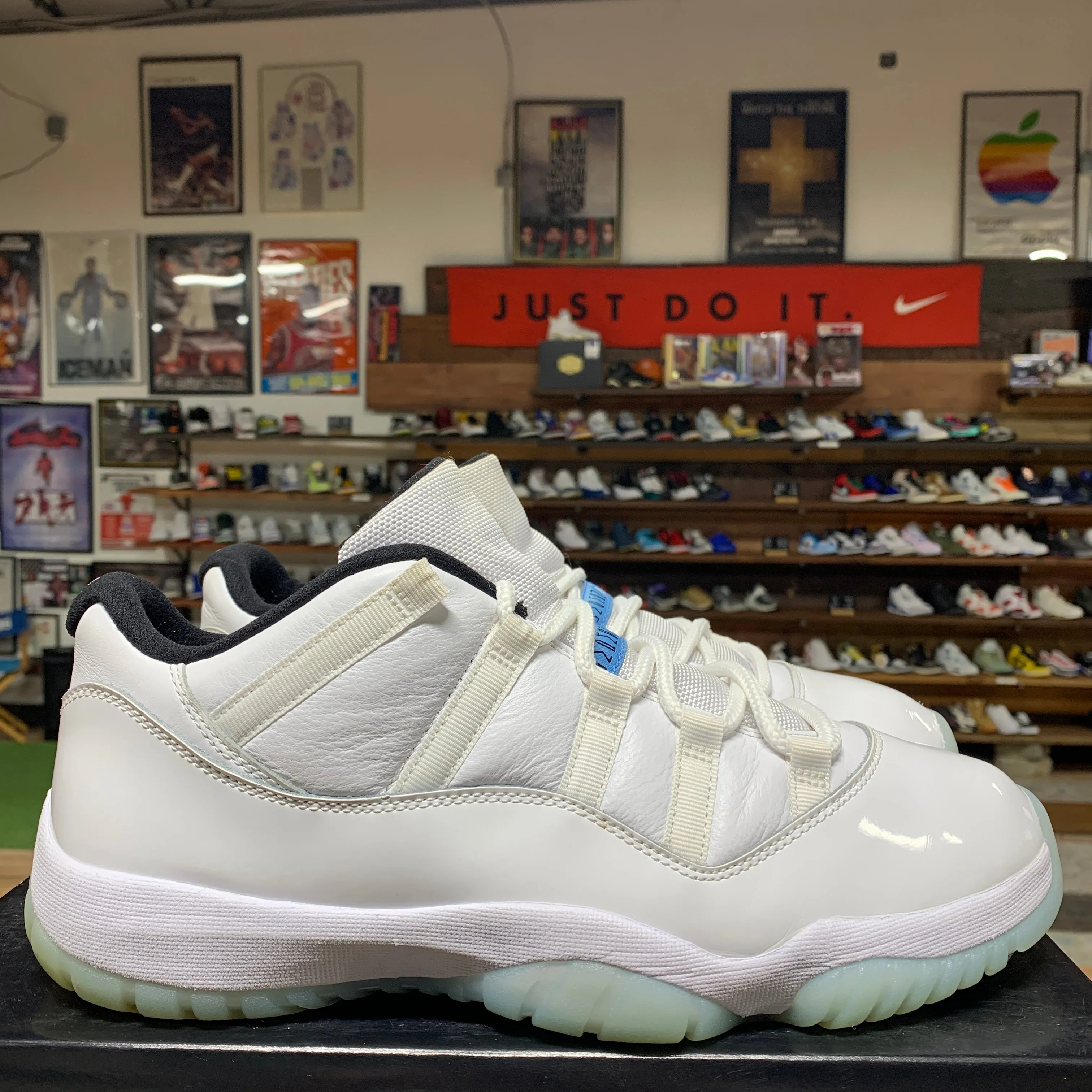 Jordan 11 Low 'Legend Blue' Size 11