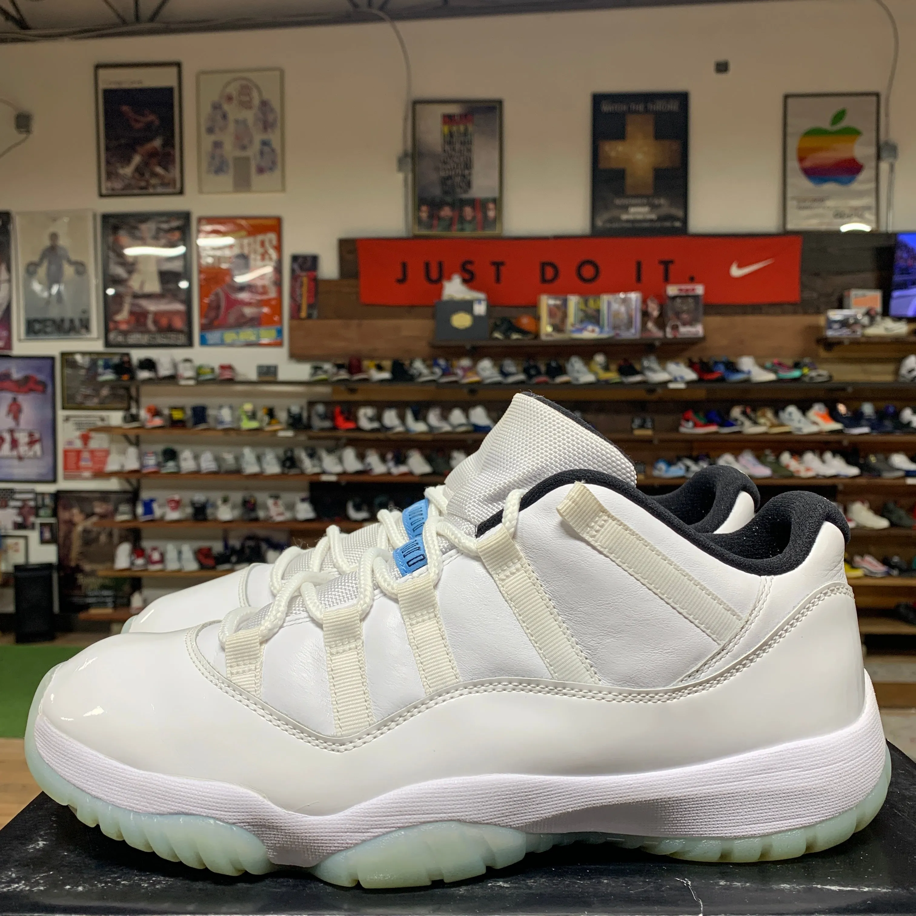 Jordan 11 Low 'Legend Blue' Size 11